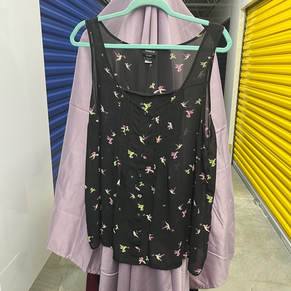 Torrid | Black Hummingbird Print Chiffon Tulip Back Sleeveless Top | size 1 - Picture 3 of 5